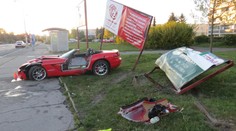 Řidiči vytáhli silné stroje: Jeden kosil billboardy, druhý nezvládl předjíždění