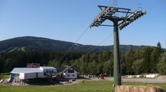 Lanovka na Šeráku se zasekla, záchranáři sundavali 17 turistů