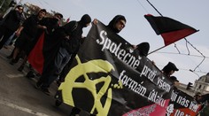 Ve Frýdku-Místku se strhla rvačka. Neonacisté napadli průvod anarchistů