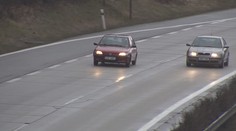Na silnicích hrozí ledovka i námraza, mnoho řidičů přitom stále nepřezulo!
