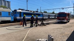 V Přelouči začala hořet lokomotiva! Hasiči evakuovali 40 cestujících