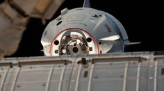 Astronauté „přeparkovali“ vesmírnou loď Dragon
