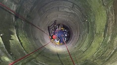 VIDEO: Hasič zachránil psí život. Musel se při tom slanit do hluboké studny