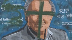 Hnus! Vandal zničil portrét Karla Gotta, obličej umělce překryl kříž!