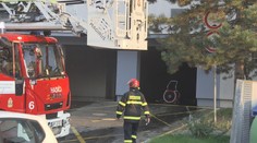 Požár v pražské Hostivaři. Silný kouř z garáže vyhnal lidi z domovů