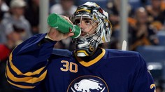 Buffalo bude v příští sezoně slavit, po Haškovi vyřadí číslo druhého brankáře