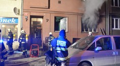 Byt v pražských Vršovicích zachvátily plameny, několik lidí zachránili hasiči