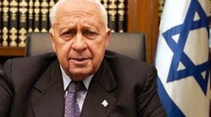 Expremiér Šaron se po letech vrací z nemocnice. Neví o tom