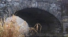 Válka v Českém Krumlově: kamenný most způsobuje záplavy