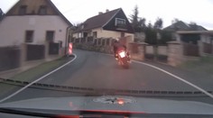 Motorkář na Ústecku se vydal na divokou jízdu. Neměl řidičák