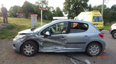 Nehoda na Trutnovsku: V jednom z aut jely děti, lékaři ošetřili 5 lidí