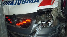 VIDEO: Na Smíchově dva nárazy do sloupu! Nabouralo osobní auto i sanitka