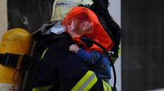 Zbraně a výbušniny! Vyhořelý byt v Holešovicích prohledala policie