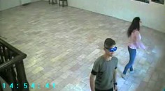 Mladík kreslil v galerii na obrazy! Škoda je 100 tisíc! Poznáte ho?