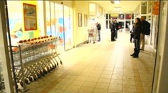 HLÍDAČ v obchoďáku málem ZABIL SENIORA, prý chtěl ukrást žvýkačky