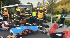 Vážná nehoda u Mostu. Při srážce autobusu s autem zemřeli dva lidé