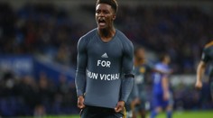 Leicester hrál pro zesnulého šéfa. Za poctu dostal Grey žlutou kartu