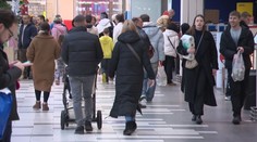 Lidé vzali obchody útokem. Na silvestra skupovali chlebíčky i nealko víno