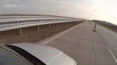 Muž postupně nakradl 32 tun svodidel! Pak je prodal. Kolik za ně dostal?