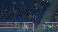 NEUVĚŘITELNÝ OTEC! Kvůli chycení míčku zahodil dcerku! MÁLEM SPADLA Z TRIBUNY!
