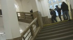 Mrazivé záběry z místa činu. Policie uvolnila video ze zásahu uvnitř fakulty