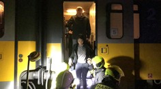 Vlak najel v Praze do dopravního značení, evakuovali 400 lidí