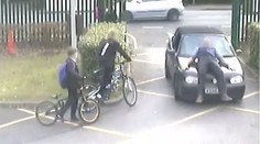 VIDEO: Muž na školním parkovišti schválně nabral učitele na kapotu