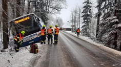 Počasí na Vysočině komplikuje dopravu. Havaroval tam i autobus