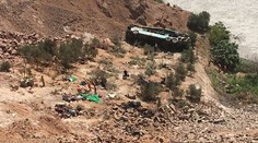 Autobus se v Peru zřítil do hluboké propasti, zahynulo nejméně 32 lidí