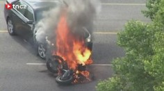 To musíte vidět! ZÁCHRANA MOTORKÁŘE zpod HOŘÍCÍHO VRAKU!