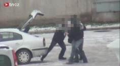 DRSNÉ VIDEO: Policie na ledovce zatkla zločince. Nabízeli zbraně
