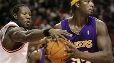 Lakers nestačili na Chicago, Phoenix vyhrál popatnácté v řadě