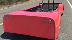 Auto na lidský pohon dokáže jet až 100 km/h