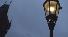 Světová rarita: Dobový lampář rozsvěcuje plynové lampy zdobící předvánoční Prahu