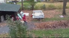 VIDEO: Jak uklidit listí raketovou rychlostí? Doma to nezkoušejte!