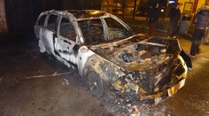 Z auta zaparkovaného u domu se najednou stala ohnivá koule