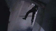 Hororový zásah plzeňských hasičů. Při hašení požáru se dva propadli schodištěm