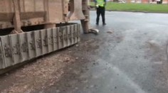 Bagr spadnul z přívěsu na ulici