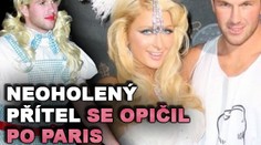 Neoholený přítel se opičil po Paris. Oblékl se jako Dorotka