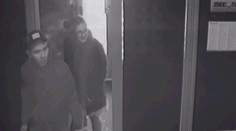 VIDEO z přepadení herny: Lupič vytáhl zbraň a přeskočil pult