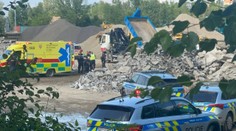 Mladíka v Praze zasypala stavební suť. Zemřel při cestě do nemocnice