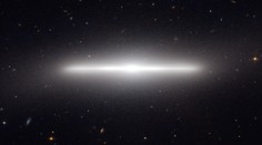 Snímek galaxie připomíná bránu do jiného vesmíru