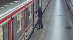 Muž si spletl soupravu metra s boxovacím pytlem. Zpacifikovala ho policie
