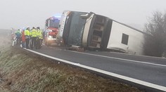 Autobus s dětmi havaroval u Blšan: 62 zraněných, vrtulník nemohl přistát