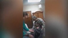 Učitelka chlapce mlátila pádlem! Máma jen stála a koukala! VIDEO