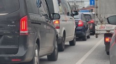 Dálnice D8 je na Prahu průjezdná jedním pruhem, havaroval tam kamion se dřevem