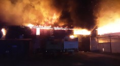 U Olomouce hořela velká průmyslová hala, škoda jde do milionů