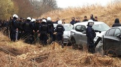 V lese se objevilo 80 mužů s kuklami. Tvrdili, že jdou na houby