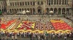 Obří květinový koberec hraje barvami