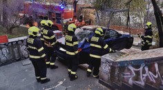Projel Nuselák v protisměru, skončil na schodech. Policisté hledají svědky